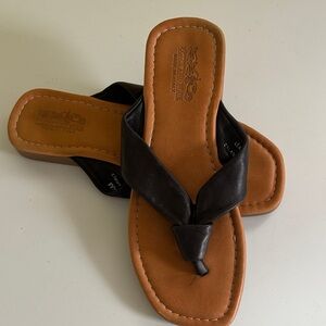 Coach and Four Black Leather Flip Flop Sandals Size 7.5